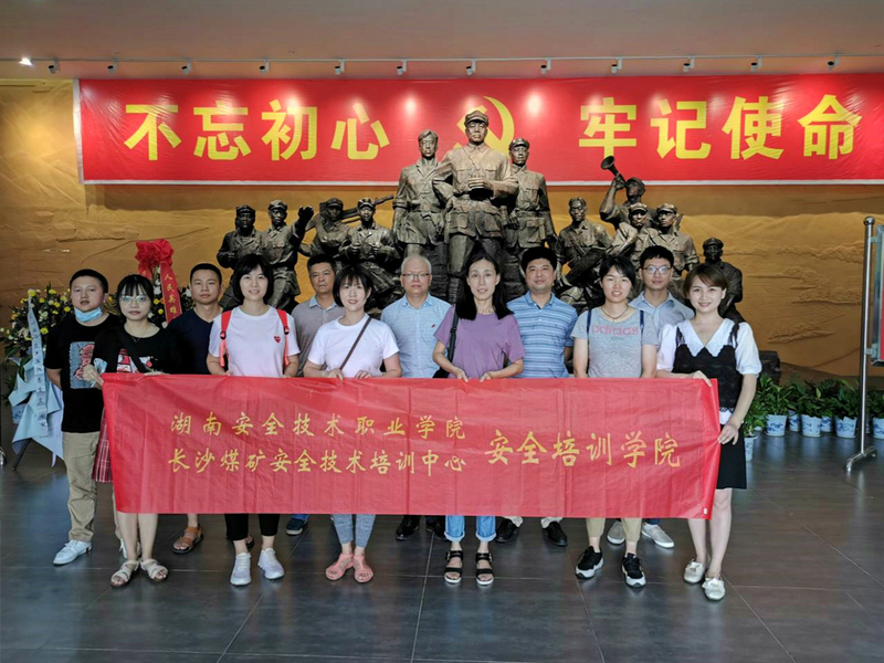 支部党员在平江起义纪念馆合影留念.jpg