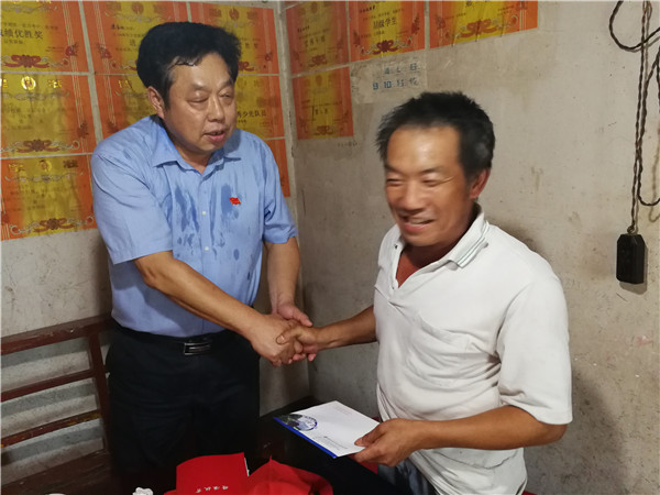郭院长为梁同学父亲送上慰问金.jpg