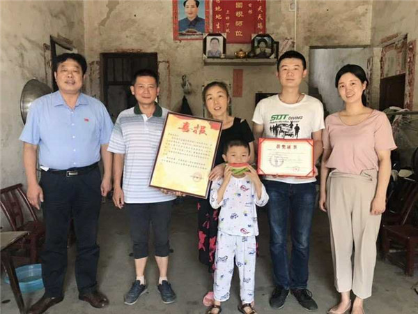 走访侣僖才同学家，并上门报喜.jpg