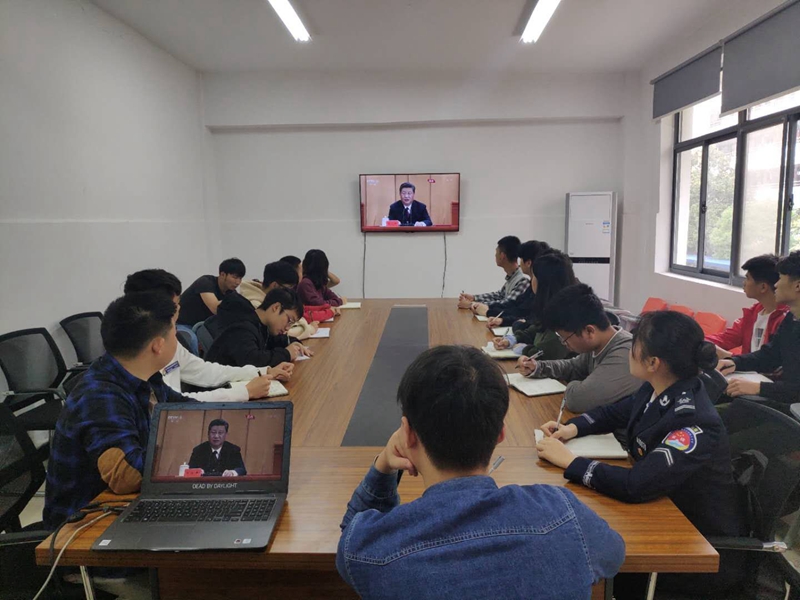 团学干部收听收看.jpg