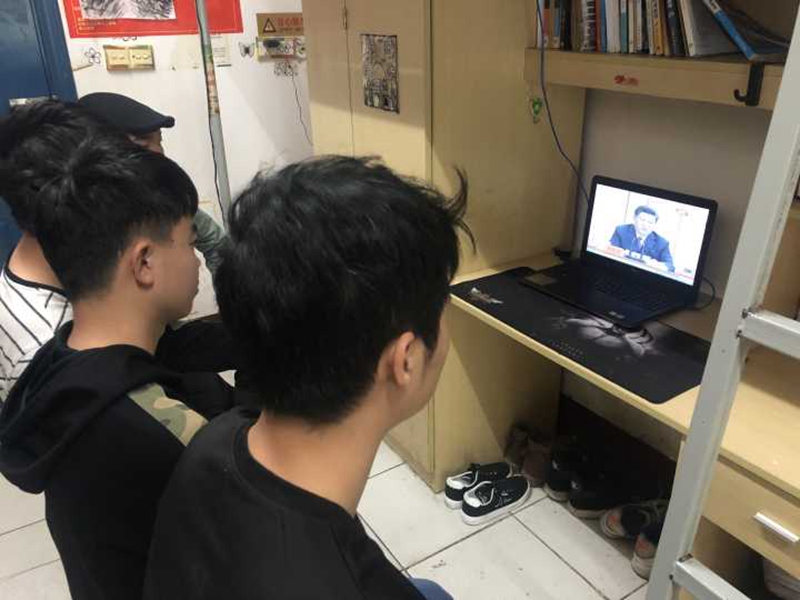 学生在宿舍收听收看.jpg
